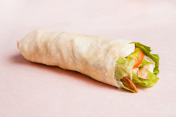 Wrap integral de atum e alface com molho de iogurte: leve, saudável e pronto em minutos! 2 wrap integral de atum e alface com molho de iogurte.