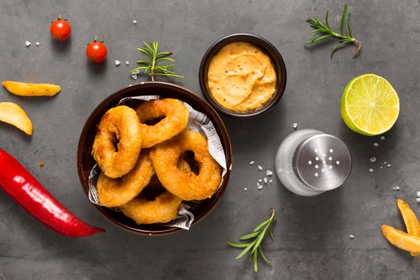 Anéis de cebola assados irresistíveis: crocantes, leves e cheios de sabor para o seu dia a dia 2 anéis de cebola assados