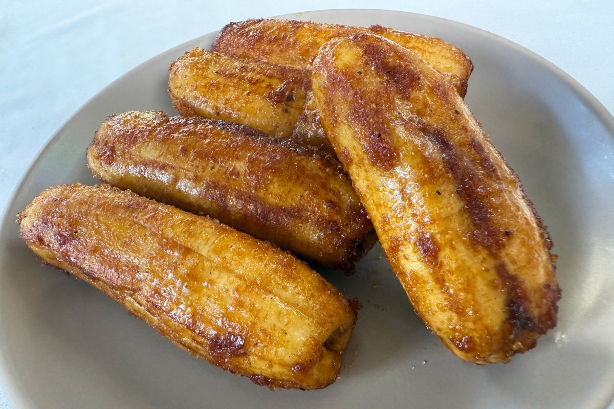 Banana caramelizada na airfryer que vira sobremesa saudável e irresistível em minutos 1 banana caramelizada na airfryer.