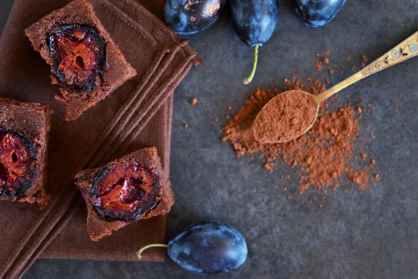 bolo de ameixa preta com cacau.