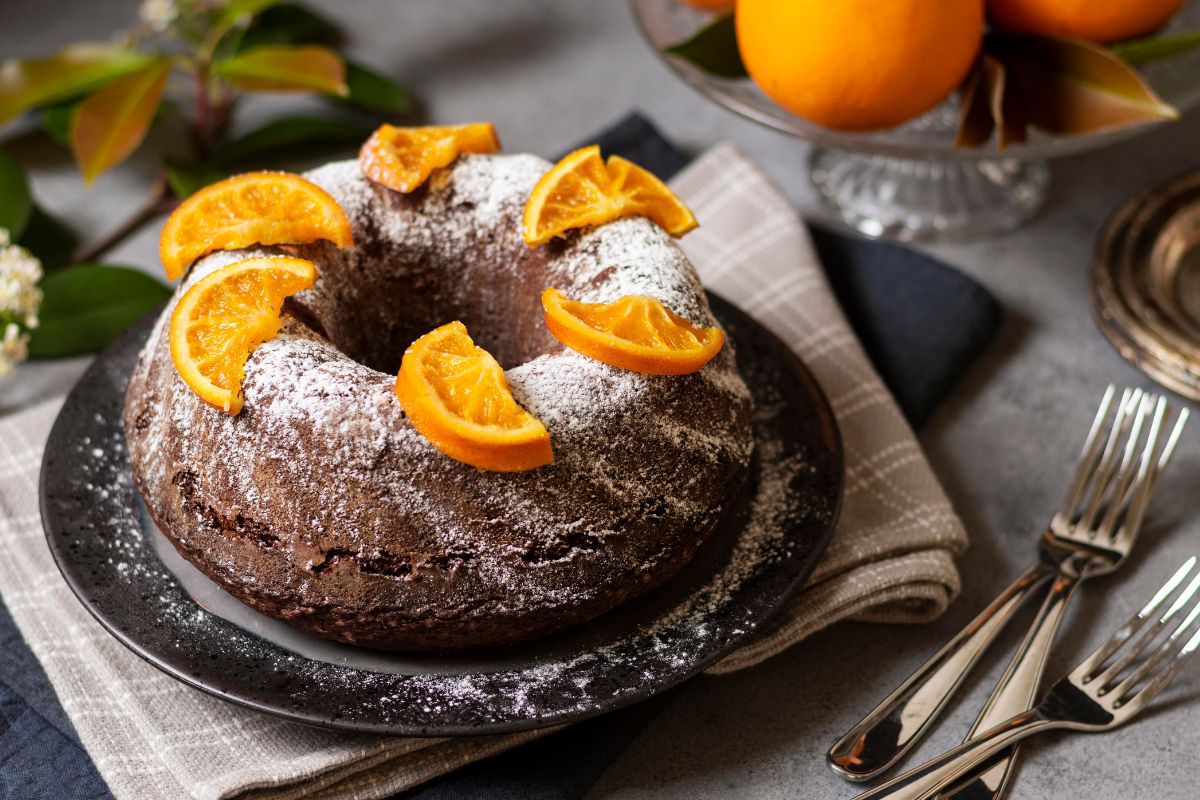 Bolo de chocolate com suco de laranja: o doce sem leite que surpreende no sabor 1 bolo de chocolate com suco de laranja.