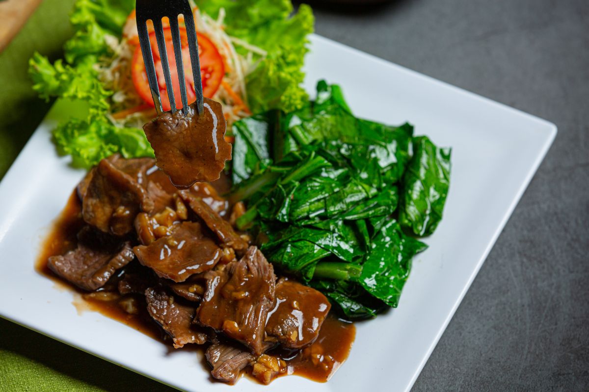carne acebolada com molho de limão.