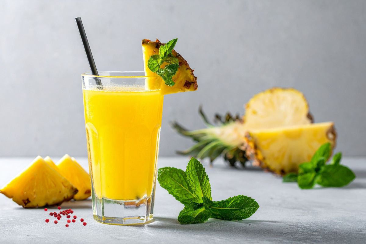 Drink de abacaxi com pimenta-rosa: o sabor exótico e saudável que vai surpreender no primeiro gole 1 drink de abacaxi com pimenta-rosa.