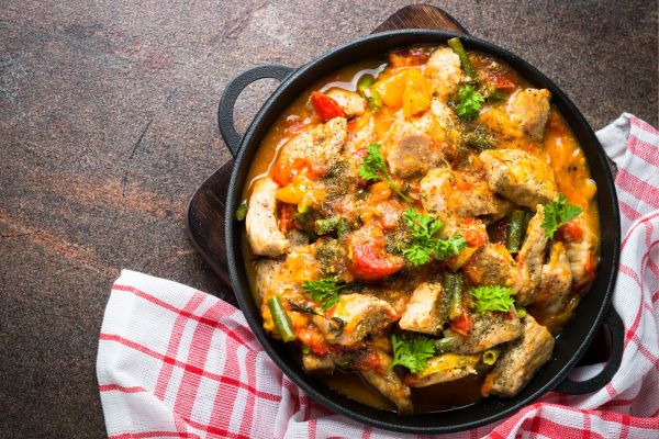 picadinho suíno com legumes. 