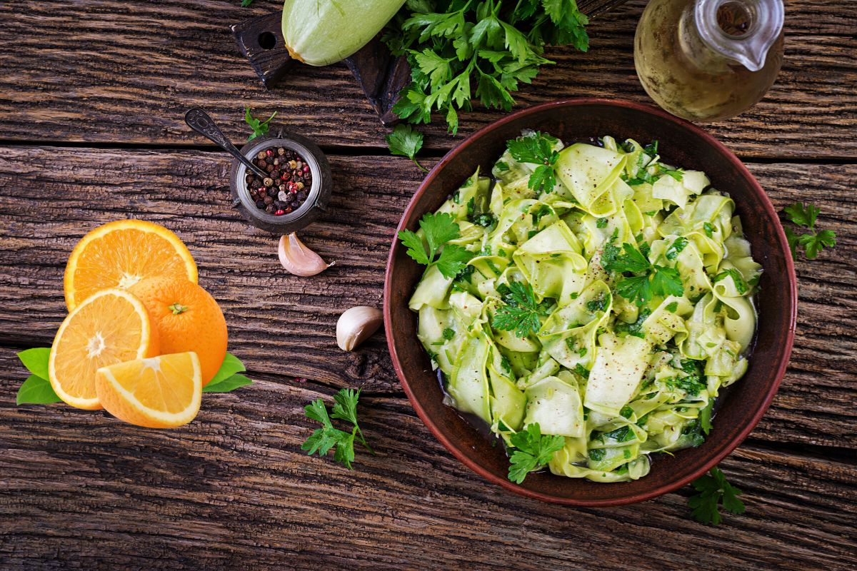 salada de acelga com laranja e castanha-do-pará.