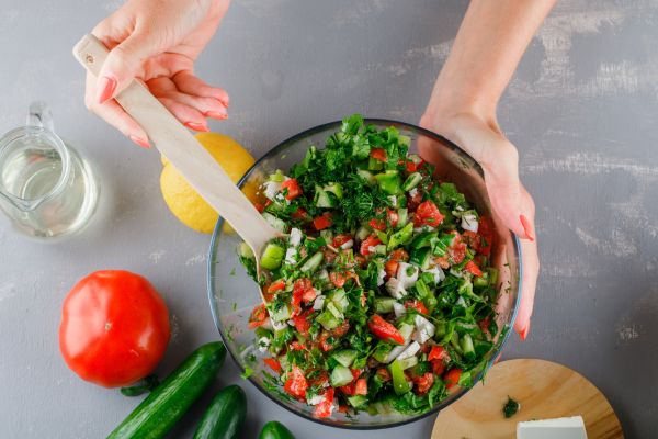 salada mix detox com pepino, tomate e chia.