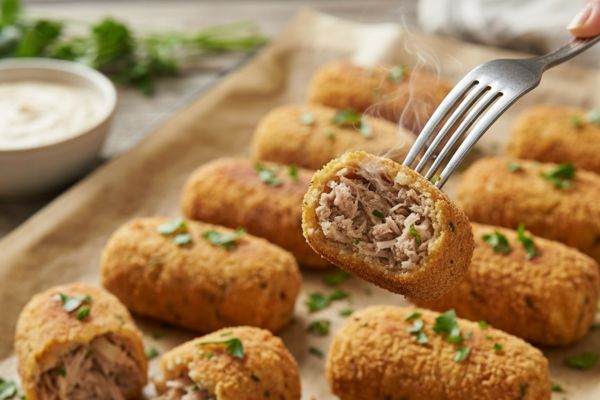 Croquete de pernil desfiado ao forno.