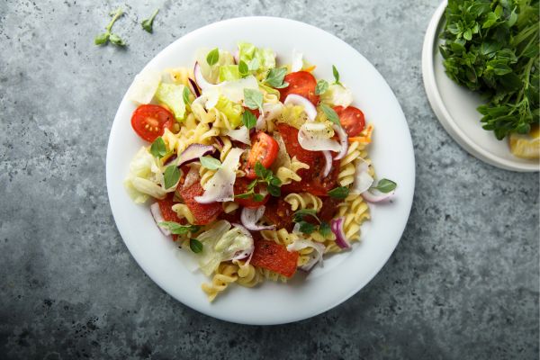 Salada de macarrão vegetariana leve, colorida e nutritiva: pronta em minutos 1 Salada de macarrão vegetariana.