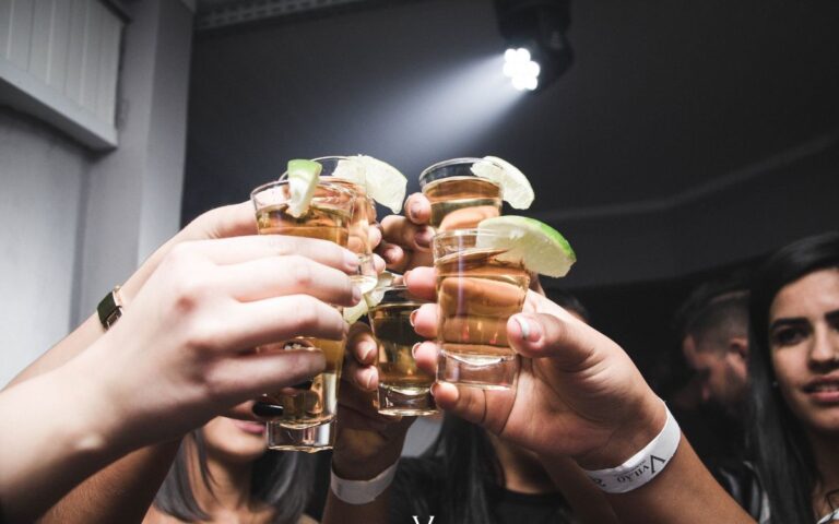 A relação entre pais permissivos e o consumo de álcool dos filhos 2 pais permissivos.