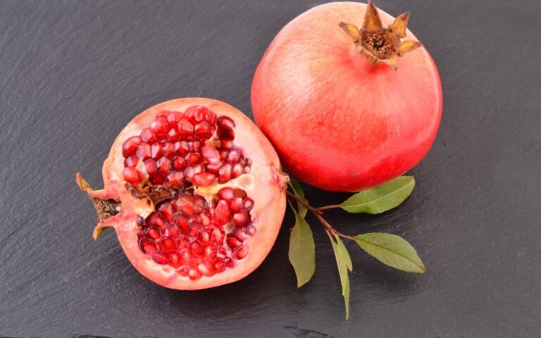 Você pode estar jogando fora a parte mais potente da romã 2 Antioxidantes da romã