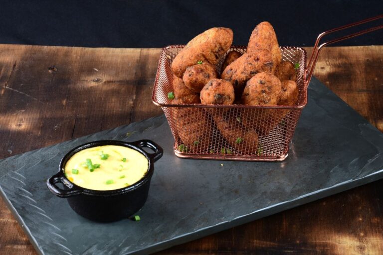 Bolinho de feijão fit para um lanche caseiro leve e acolhedor 2 bolinho de feijão fit.
