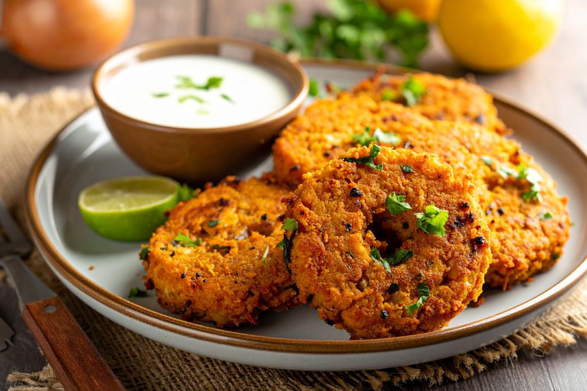 bolinho de grão-de-bico com molho.