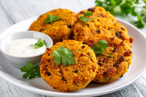 bolinho de grão-de-bico com molho.