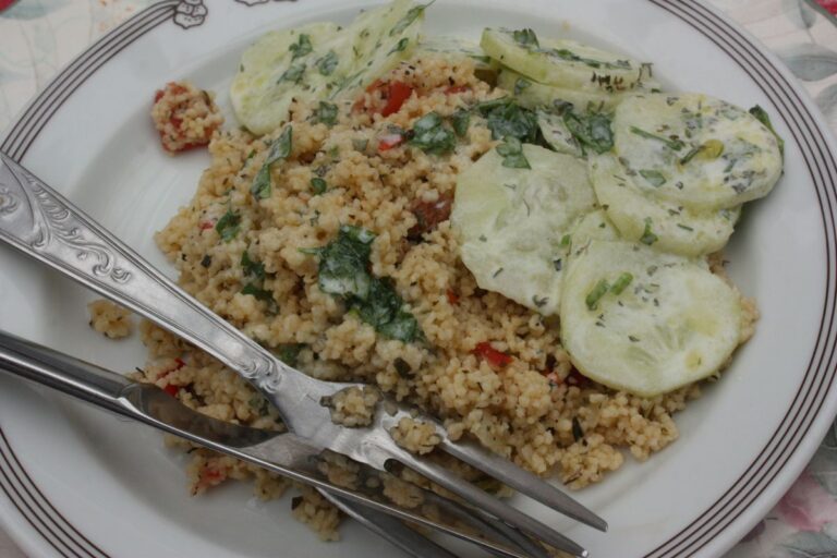 salada de pepino com cream cheese e quinoa.
