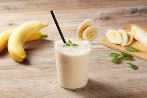 Vitamina de banana com aveia rica em nutrientes para começar o dia 2 vitamina de banana com aveia.