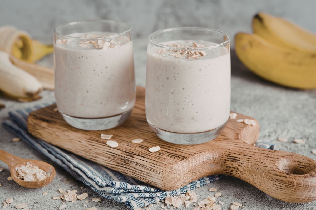 Vitamina de banana com aveia rica em nutrientes para começar o dia 1 vitamina de banana com aveia.