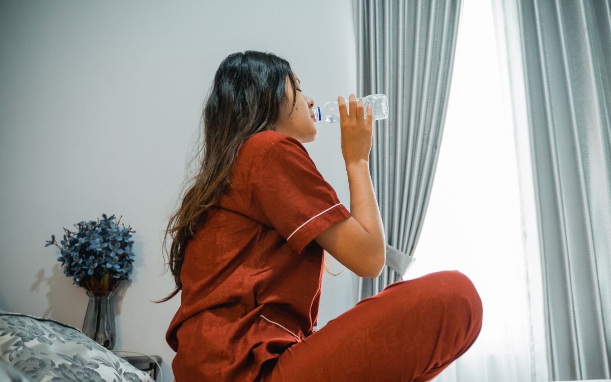 Água em jejum: por que beber um copo ao acordar pode fazer sentido? 2 Água em jejum