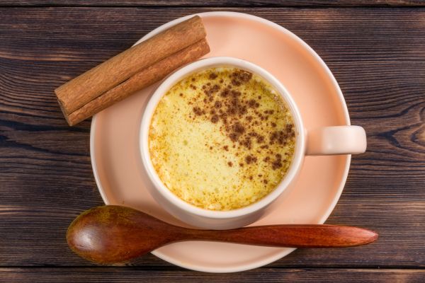 Leite dourado com canela.