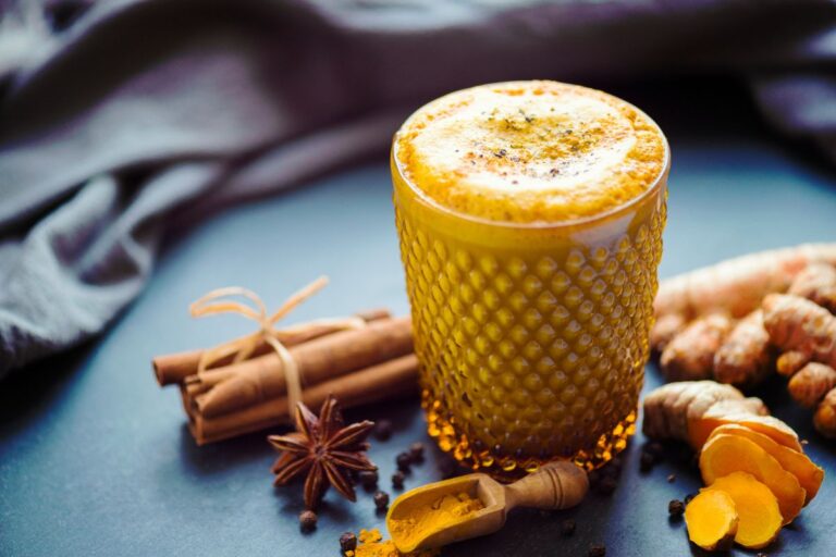 Leite dourado com canela vira companhia perfeita para noites frias e rotina mais acolhedora 2 Leite dourado com canela.