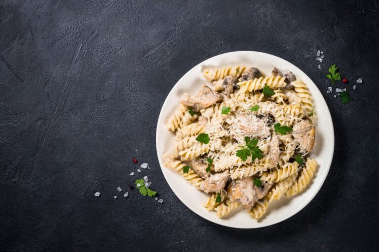 Macarrão com frango e espinafre.