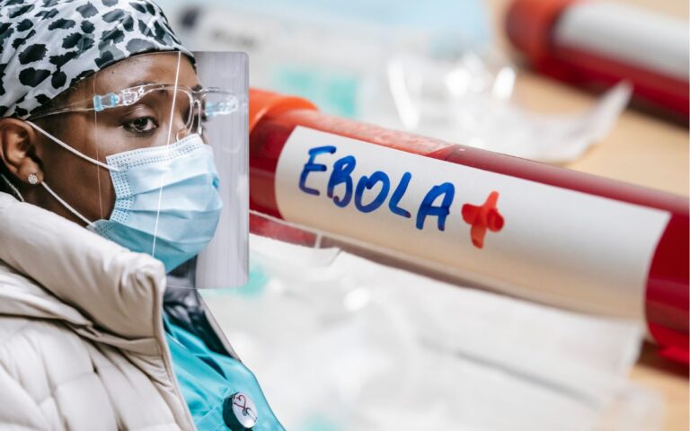 Quais os sintomas do ebola