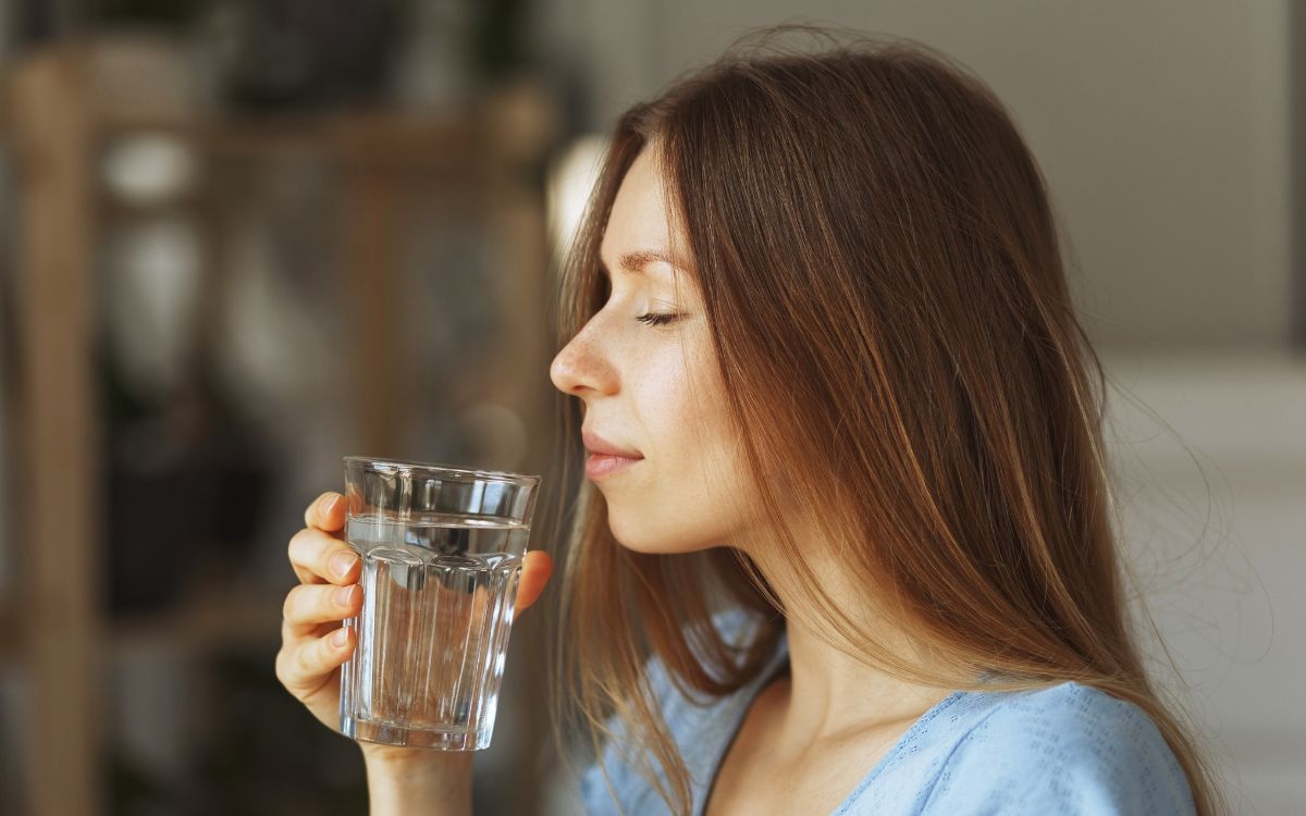Dor de cabeça, irritação e mau hálito: 10 sinais de que o problema pode ser falta de água 2 Sinais de desidratação