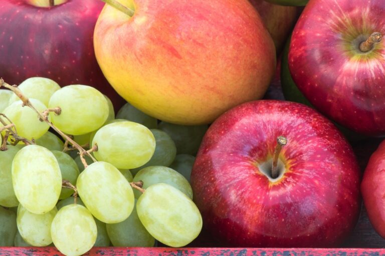 Uvas ou maçãs: qual delas é melhor para controlar o açúcar no sangue? 2 Uvas ou maçãs.