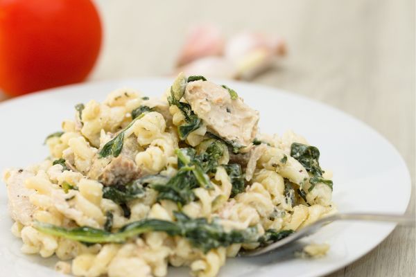 Macarrão com frango e espinafre.