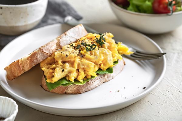 Ovos mexidos cremosos: receita saudável e simples para um café da manhã mais nutritivo e saboroso 2 ovos mexidos cremosos.