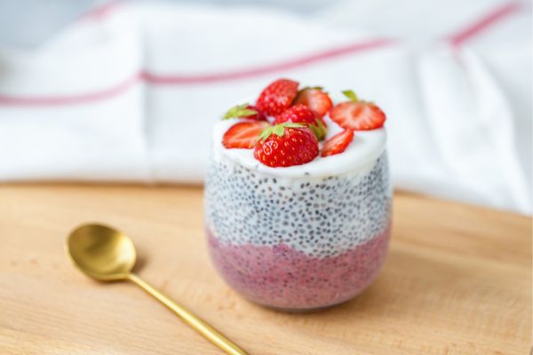 pudim de chia com morangos.