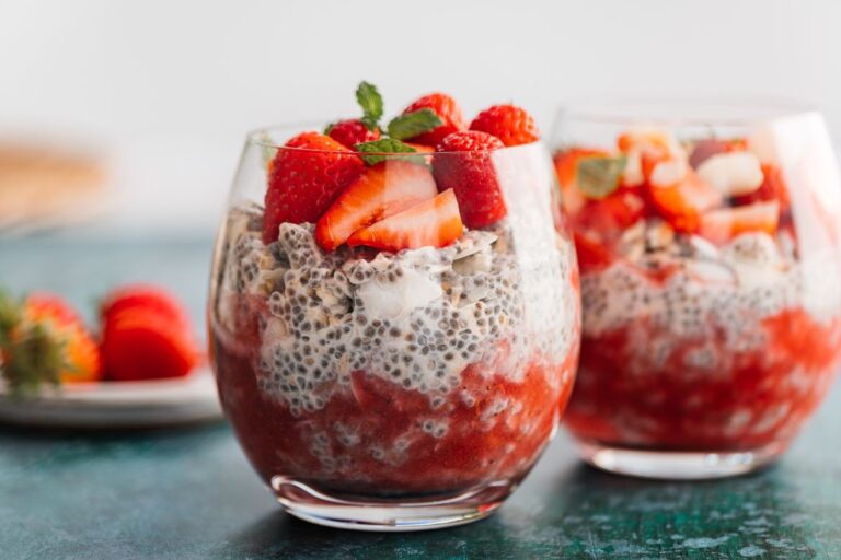 pudim de chia com morangos.