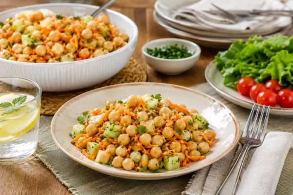 salada de grão-de-bico com chuchu e cenoura.