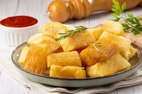 Aipim frito na air fryer: crocante por fora, macio por dentro e com menos óleo 2 Aipim frito na air fryer.