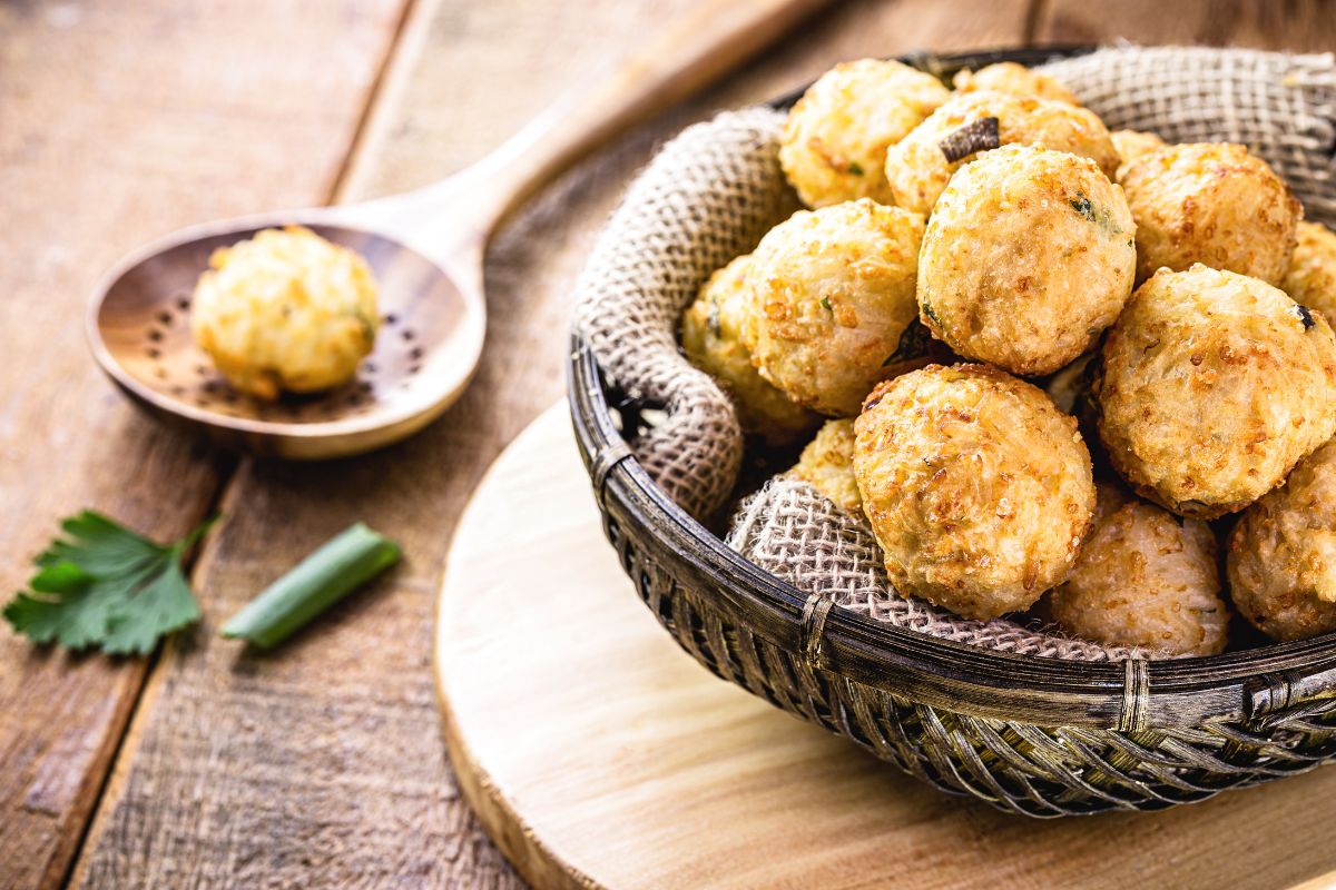Bolinho de arroz na airfryer: receita saudável, crocante e perfeita para aproveitar sobras 1 Bolinho de arroz na airfryer.