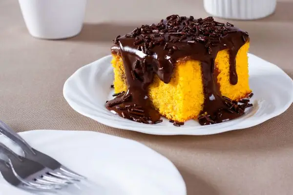 Essa versão fit do bolo de cenoura fica fofinha e surpreende no sabor 2 Bolo de cenoura com chocolate fit.