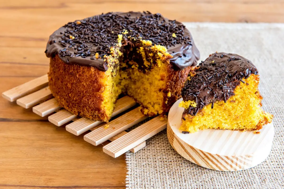 Essa versão fit do bolo de cenoura fica fofinha e surpreende no sabor 1 Bolo de cenoura com chocolate fit.