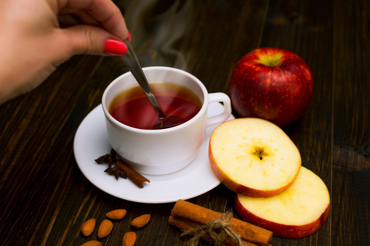O efeito do chá de maçã com canela no sono pode surpreender você 1 Chá de maçã com canela ajuda a dormir.