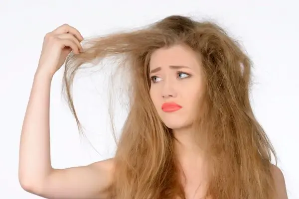 Como saber se o cabelo precisa de hidratação ou reconstrução.