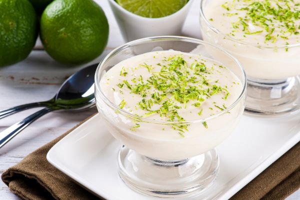 Mousse de limão com leite em pó.