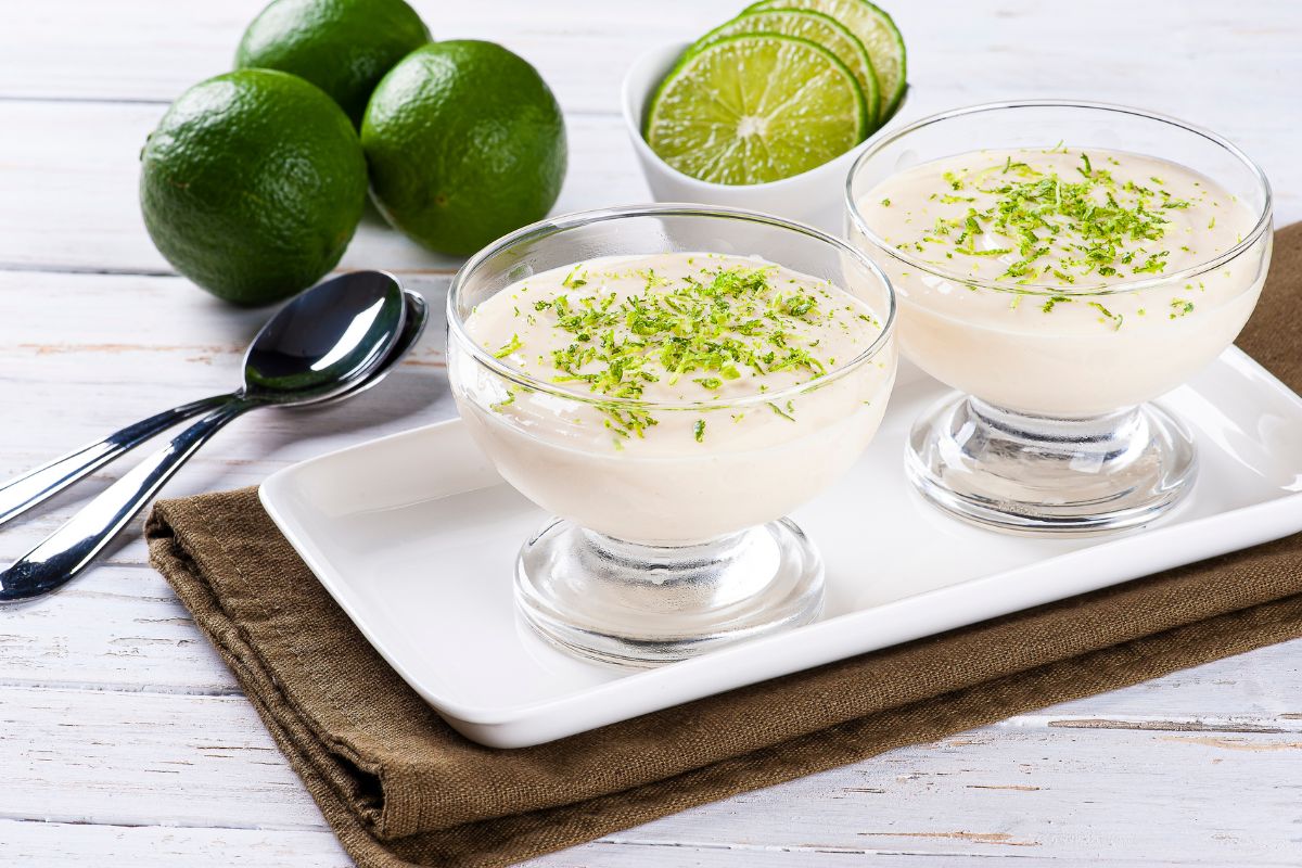 Mousse de limão com leite em pó.