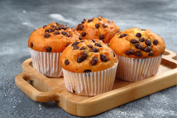 Muffin de aveia e banana: a receita prática que ajuda a fugir dos ultraprocessados 2 Muffin de aveia, banana e chocolate amargo