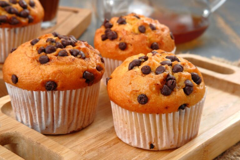 Muffin de aveia e banana: a receita prática que ajuda a fugir dos ultraprocessados 3 Muffin de aveia, banana e chocolate amargo.