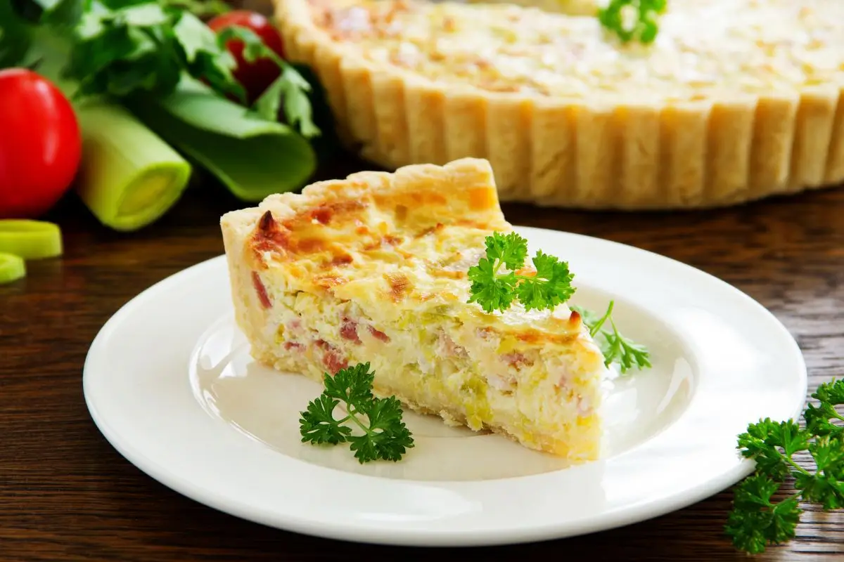 Quiche de alho-poró com queijo.