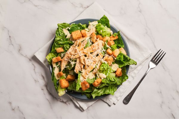 Salada Caesar proteica: a versão mais completa para quem busca saciedade sem abrir mão do sabor 2 Salada Caesar proteica.