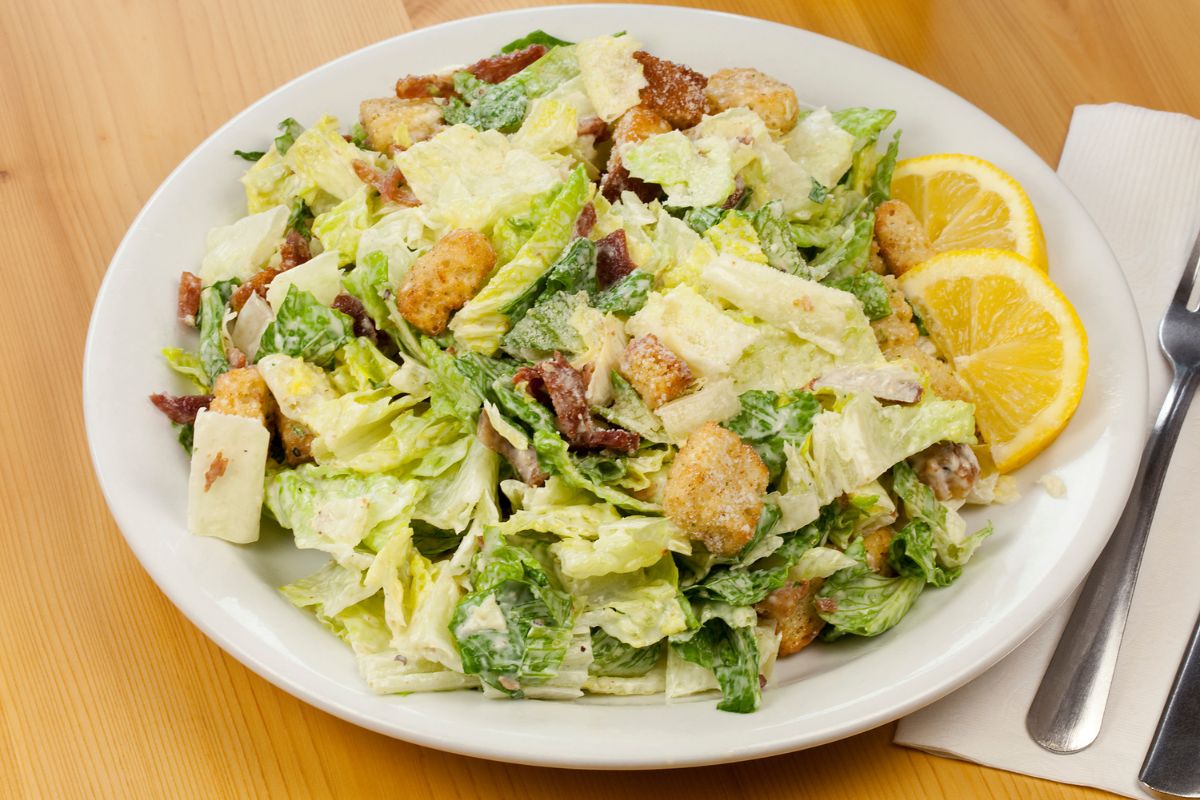 Salada Caesar proteica.
