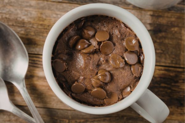 Pouca gente acredita que esse brownie fit de caneca leva tão poucos ingredientes 2 brownie fit de caneca.
