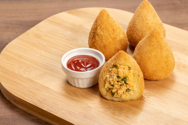 Coxinha fit de batata-doce com frango que fica crocante por fora e macia por dentro 2 coxinha fit de batata-doce com frango.