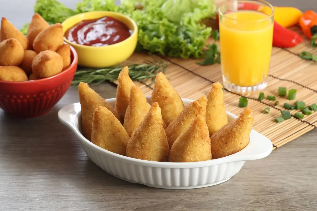 Coxinha fit de batata-doce com frango que fica crocante por fora e macia por dentro 1 coxinha fit de batata-doce com frango.