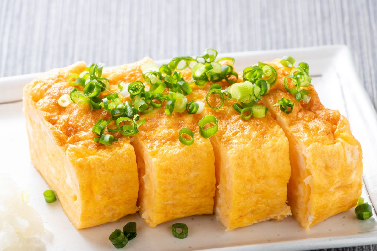 Omelete japonesa: receita saudável, rica em proteínas e perfeita para variar o café da manhã 1 omelete japonesa.