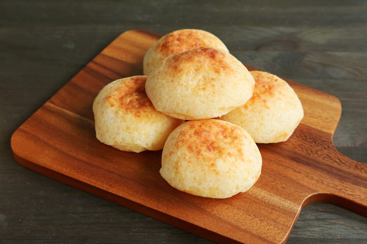 Pãozinho de tapioca na airfryer: receita prática para um lanche sem glúten 1 Pãozinho de tapioca na airfryer.